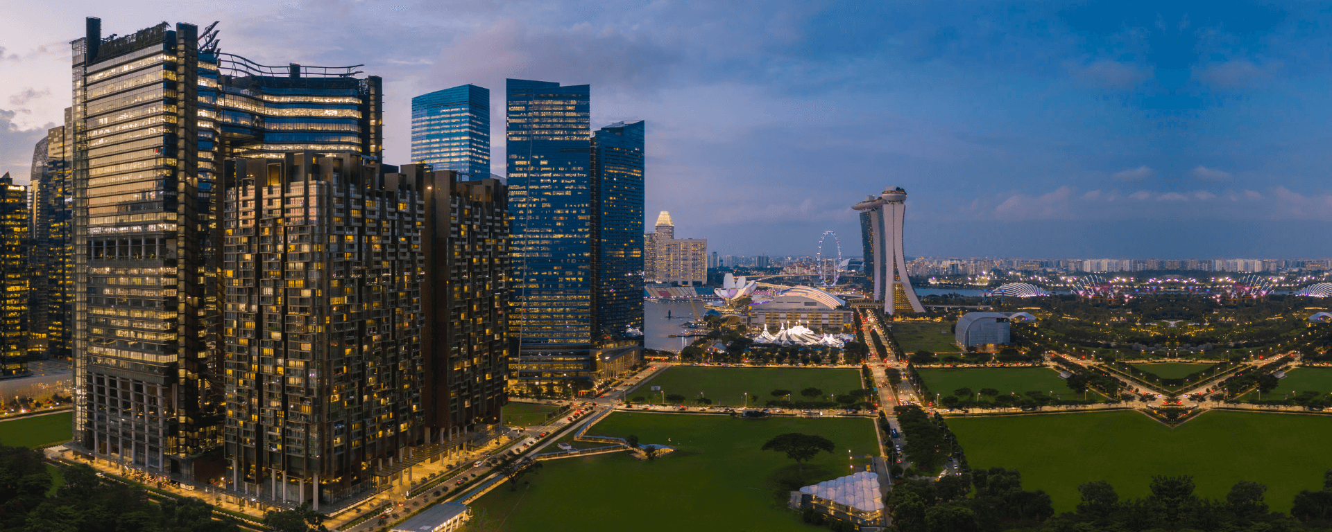 Marina One 住宅楼群与滨海湾暮色